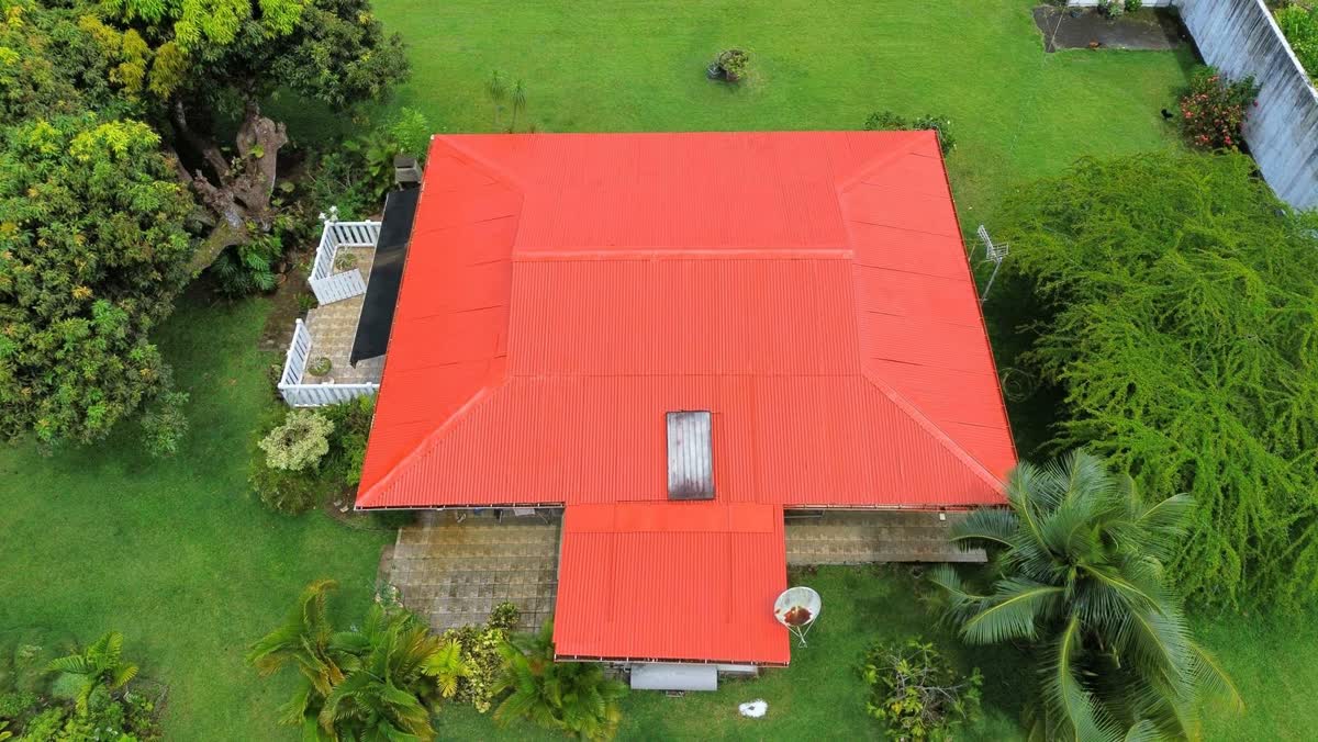 La même toiture repeinte en rouge, après travaux
