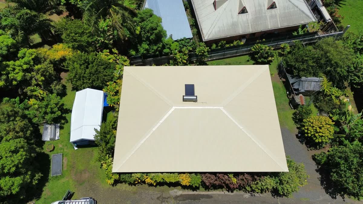 La même toiture repeinte en beige clair, après travaux
