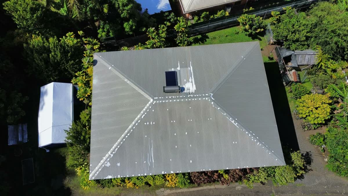 Toiture grise en cours de préparation, vue du ciel