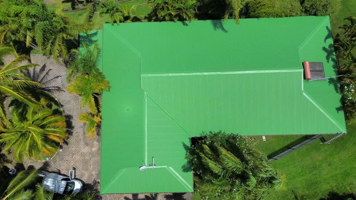 La même toiture repeinte en vert, après travaux