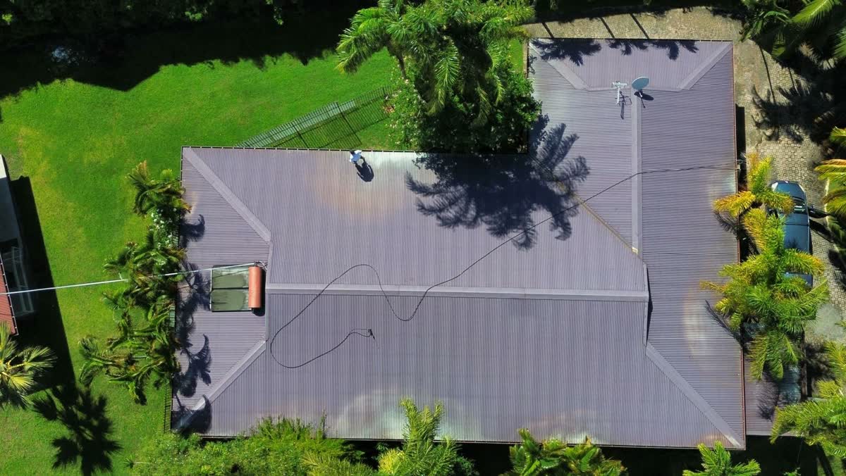 Toiture sombre en cours de nettoyage, vue du ciel