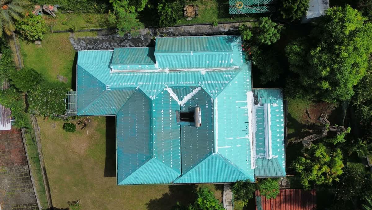 Toiture turquoise en cours de préparation, vue du ciel